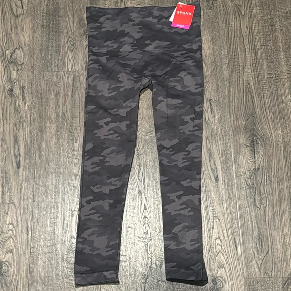 Spanx Cropped Look At Me Now Seamless Leggings Size Medium Brand New With Tags - Picture 4 of 7